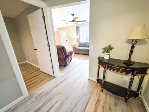 Entry Way - 306 Bible St, Flora, IL 62839 photo 2 of 3