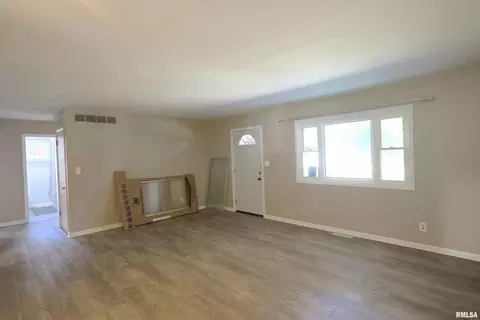 Living - 11 Ridge Rd, Centralia, IL 62801 photo 3 of 5