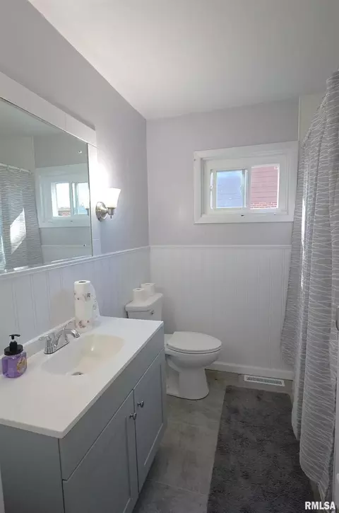 Bath - 11 Ridge Rd, Centralia, IL 62801 photo 2 of 2