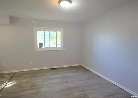 Living - 11 Ridge Rd, Centralia, IL 62801 photo 4 of 5