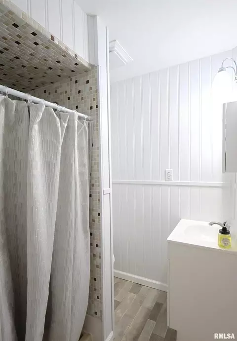 Bath - 11 Ridge Rd, Centralia, IL 62801 photo 1 of 2