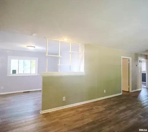 Living - 11 Ridge Rd, Centralia, IL 62801 photo 2 of 5