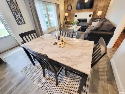 Dining - 221 Hickory St, Flora, IL 62839 photo 1 of 4