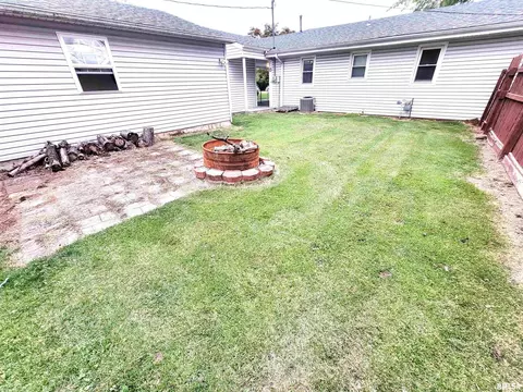 Exterior - 221 Hickory St, Flora, IL 62839 photo 9 of 16