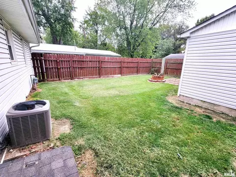 Exterior - 221 Hickory St, Flora, IL 62839 photo 7 of 16