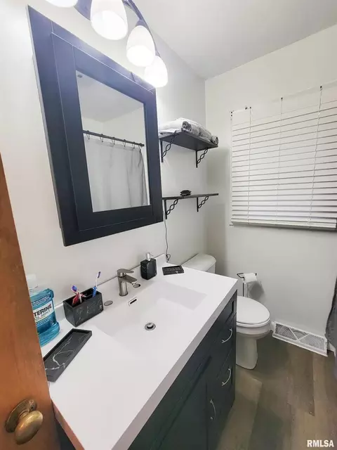 Bath - 221 Hickory St, Flora, IL 62839 photo 1 of 6