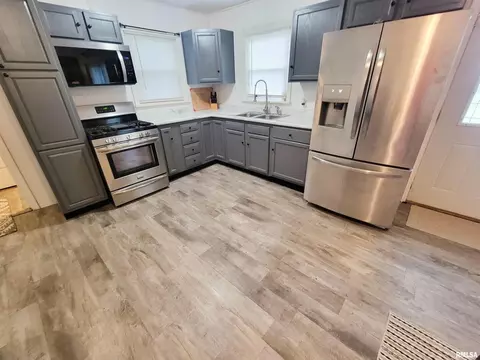 Kitchen - 221 Hickory St, Flora, IL 62839 photo 1 of 8