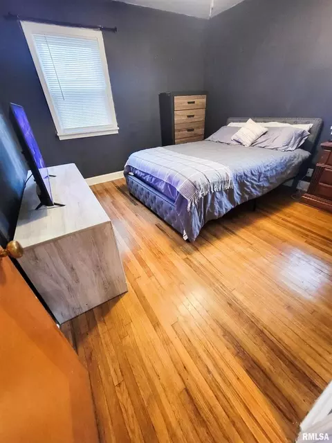 Bedroom - 221 Hickory St, Flora, IL 62839 photo 5 of 7