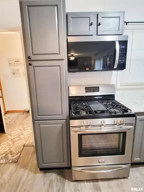 Kitchen - 221 Hickory St, Flora, IL 62839 photo 4 of 8