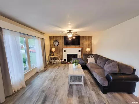 Living - 221 Hickory St, Flora, IL 62839 photo 3 of 4
