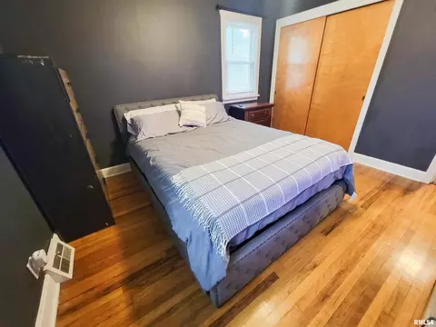 Bedroom - 221 Hickory St, Flora, IL 62839 photo 6 of 7