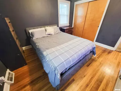 Bedroom - 221 Hickory St, Flora, IL 62839 photo 2 of 7