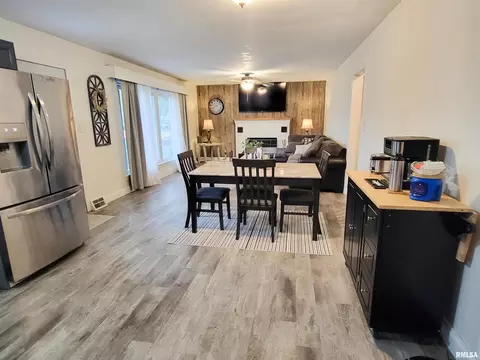 Dining - 221 Hickory St, Flora, IL 62839 photo 4 of 4