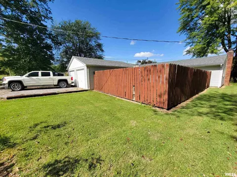 Exterior - 221 Hickory St, Flora, IL 62839 photo 15 of 16