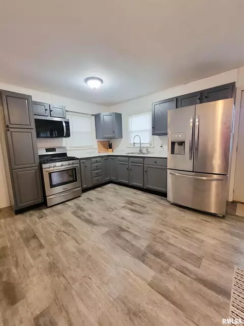 Kitchen - 221 Hickory St, Flora, IL 62839 photo 3 of 8