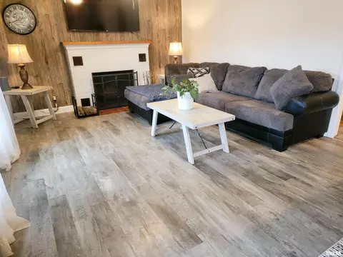 Living - 221 Hickory St, Flora, IL 62839 photo 4 of 4