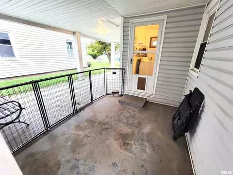 Exterior - 221 Hickory St, Flora, IL 62839 photo 13 of 16
