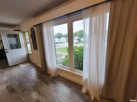 Entry Way - 221 Hickory St, Flora, IL 62839 photo 1 of 4