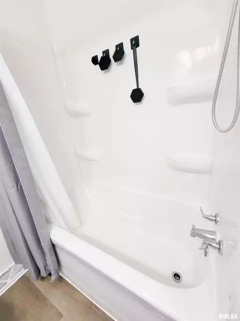 Bath - 221 Hickory St, Flora, IL 62839 photo 2 of 6
