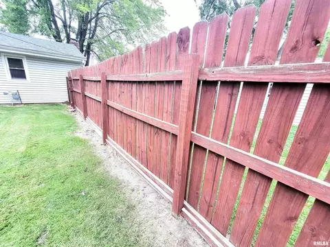 Exterior - 221 Hickory St, Flora, IL 62839 photo 10 of 16