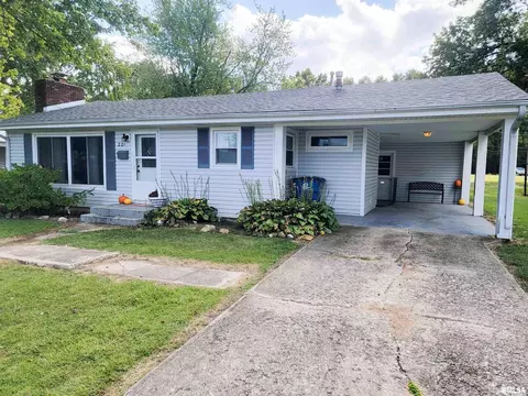 221 Hickory St, Flora, IL 62839