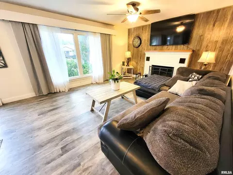 Living - 221 Hickory St, Flora, IL 62839 photo 1 of 4