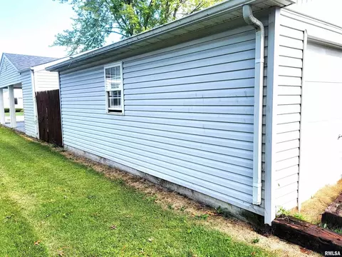Exterior - 221 Hickory St, Flora, IL 62839 photo 14 of 16