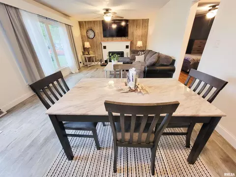Dining - 221 Hickory St, Flora, IL 62839 photo 2 of 4