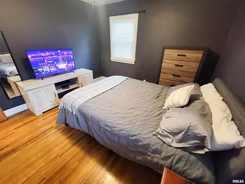 Bedroom - 221 Hickory St, Flora, IL 62839 photo 4 of 7