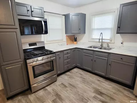 Kitchen - 221 Hickory St, Flora, IL 62839 photo 7 of 8