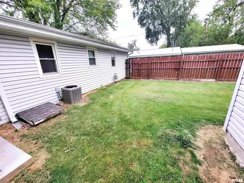 Exterior - 221 Hickory St, Flora, IL 62839 photo 12 of 16