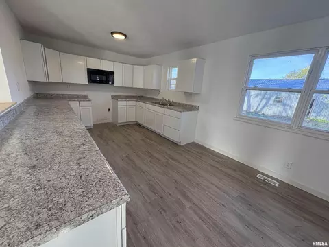 Kitchen - 3305 Selmaville Rd, Salem, IL 62881 photo 2 of 4