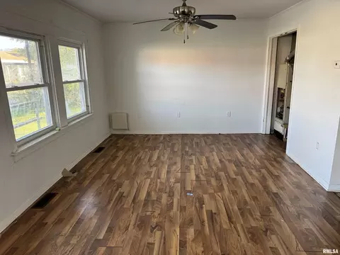 301 E Calvert St, Marion, IL 62959 photo 4
