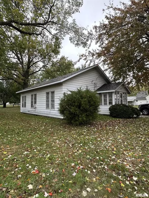 25 S Walnut St, Tamaroa, IL 62888