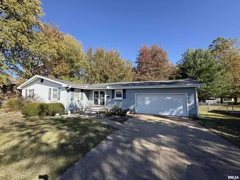 1108 Hawthorn Rd, Salem, IL 62881