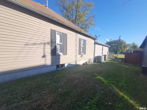 Exterior - 208 N Washington St, Hurst, IL 62949 photo 1 of 3