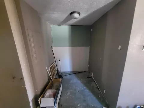 Entry Way - 208 N Washington St, Hurst, IL 62949 photo 2 of 3