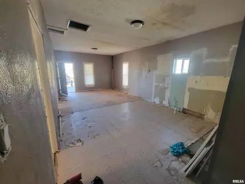 Entry Way - 208 N Washington St, Hurst, IL 62949 photo 3 of 3
