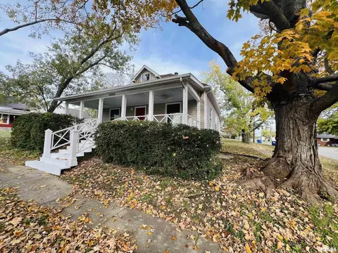 Exterior - 1300 Lincoln St, Eldorado, IL 62930 photo 2 of 11