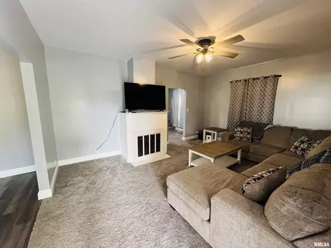 Living - 1300 Lincoln St, Eldorado, IL 62930 photo 2 of 3