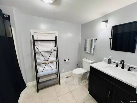 Bath - 1300 Lincoln St, Eldorado, IL 62930 photo 1 of 1
