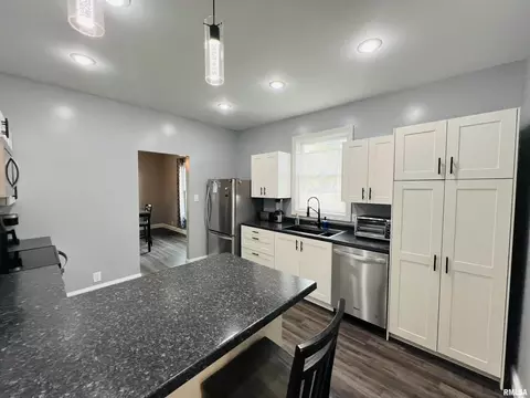Kitchen - 1300 Lincoln St, Eldorado, IL 62930 photo 2 of 3