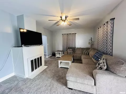 Living - 1300 Lincoln St, Eldorado, IL 62930 photo 1 of 3