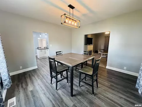 Dining - 1300 Lincoln St, Eldorado, IL 62930 photo 2 of 2
