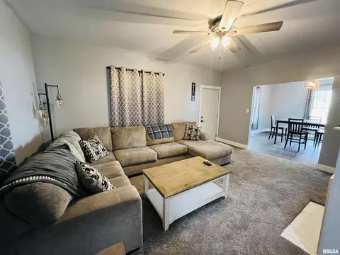 Living - 1300 Lincoln St, Eldorado, IL 62930 photo 3 of 3
