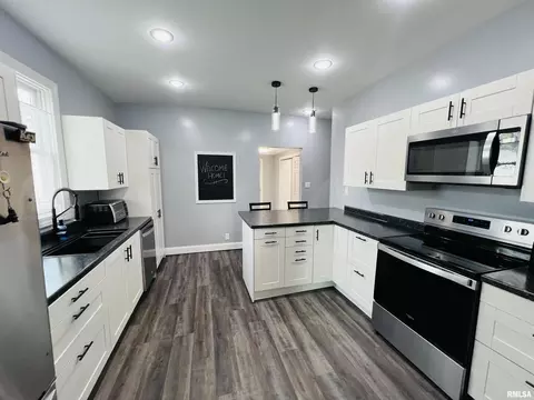 Kitchen - 1300 Lincoln St, Eldorado, IL 62930 photo 1 of 3