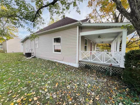 Exterior - 1300 Lincoln St, Eldorado, IL 62930 photo 6 of 11