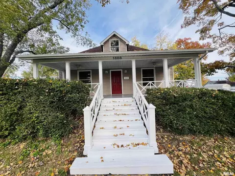 Exterior - 1300 Lincoln St, Eldorado, IL 62930 photo 1 of 11