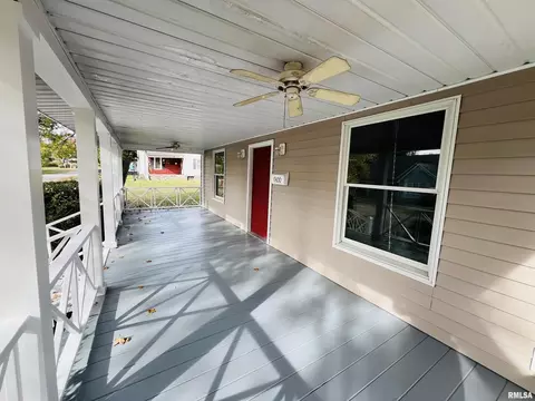 Exterior - 1300 Lincoln St, Eldorado, IL 62930 photo 4 of 11