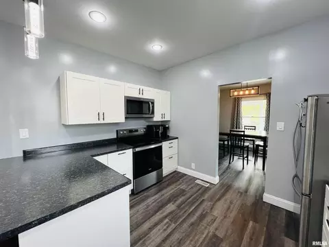 Kitchen - 1300 Lincoln St, Eldorado, IL 62930 photo 3 of 3